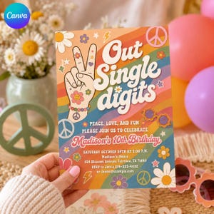 Puede incluir: Una tarjeta de invitación de cumpleaños rectangular con un fondo de arcoíris retro, un gesto de mano de signo de paz, margaritas y estrellas. El texto dice Out Single digits, Peace, Love, and Fun, Please join us to celebrate Madison's 10th Birthday, Saturday October 24th at 2:00 P.M., Madison's House, 654 Blossom Avenue, Fairview, TX 75069, RSVP to Jenna 214-555-4832 o Jenna@example.com.