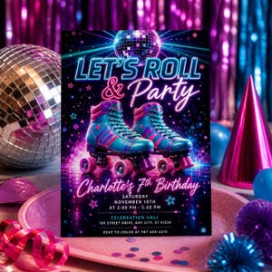 Puede incluir: Una invitación rectangular con una bola de discoteca, texto de neón que dice LET'S ROLL & Party y un par de patines de color turquesa y rosa. El texto incluye Charlotte's 7th Birthday, 18 de noviembre, 14:00 - 17:00 y Celebration Hall.