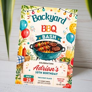 Può includere: Un biglietto d'invito rettangolare per un Backyard BBQ Bash con illustrazioni ad acquerello di un barbecue con spiedini, palloncini colorati, luci e fogliame. Il testo riporta Adrian's 10th Birthday, May 25 e i dettagli dell'evento.