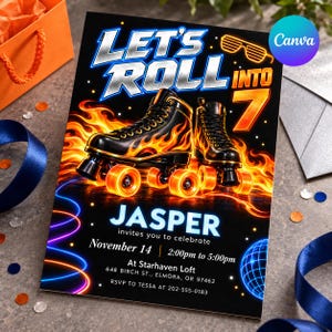以下が含まれることがあります： LET'S ROLL INTO 7という文字、オレンジ色の炎模様が入った2足の黒いローラースケート、JASPERという名前が描かれた長方形の招待状。デザインにはミラーボール、ネオンライン、11月14日のイベント詳細が含まれています。