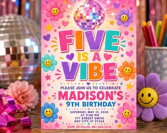 Invitación de cumpleaños Groovy Five is a Vibe, plantilla de invitación con temática retro de bola de discoteca y margaritas para niñas, fiesta de cumpleaños infantil de 9 años, descarga en Canva C105