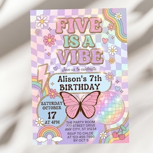 Peut inclure: Une invitation d'anniversaire colorée au design rétro. Le texte "FIVE IS A VIBE" est affiché en lettres roses et dorées. L'invitation comprend des graphiques de papillon, de boule disco et d'arc-en-ciel. Le texte indique "7e anniversaire d'Alison".
