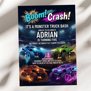 Puede incluir: Una colorida invitación para una fiesta de cumpleaños con temática de monster trucks. El diseño presenta las palabras "Boom! Crash!" e ilustraciones de cuatro monster trucks en azul, verde, naranja y morado. La invitación incluye los detalles de la fiesta.
