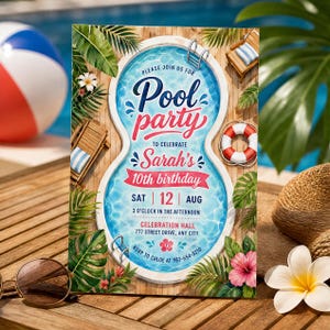 Può includere: Un invito rettangolare per una festa in piscina con una forma di piscina blu al centro, circondata da foglie tropicali, un salvagente e sedie a sdraio. Il testo recita: Please join us for Pool party to celebrate Sarah's 10th birthday.