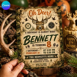 Puede incluir: Una tarjeta de invitación de cumpleaños rectangular con borde de camuflaje, con una ilustración de cabeza de ciervo y dianas, y el texto Oh Deer! A BIRTHDAY IS ALMOST HERE! BENNETT IS TURNING 8. Incluye detalles del evento para el 14 de febrero a las 14:30.