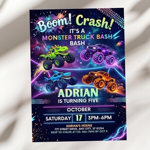 Könnte beinhalten: Eine farbenfrohe Einladung zu einer Monster-Truck-Party. Das Design zeigt vier Monster Trucks: einen grünen Dinosaurier, einen lila Truck, einen orangefarbenen Truck und einen blauen Hai. Der Text lautet "Boom! Crash!" und "Adrian wird fünf."