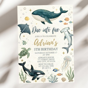 Könnte beinhalten: Eine Einladung zum Geburtstag mit einem maritimen Thema, mit Illustrationen von Walen, Hammerhaien und anderen Meeresbewohnern. Der Text lautet "Dive into five" und kündigt den Geburtstag von Adrian an.