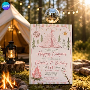 Pode incluir: Um convite de aniversário retangular com uma tenda rosa, pinheiros, uma bola de discoteca, uma fogueira e um marshmallow num pau. O texto diz: Calling all Happy Campers, PLEASE JOIN US TO CELEBRATE Olivia's 7th Birthday SAT 23 NOV.
