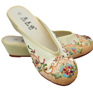 Chinese Silk Embroidered Slope Heel Slippers / Art / Decoration ...