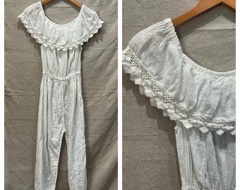 Kombinezon z białej bawełny z lat 70. w stylu vintage | Kombinezon w stylu wiejskim z szydełkowym wykończeniem | Stroje festiwalowe w stylu boho | Eteryczny strój jednoczęściowy w stylu cottagecore | SM-MED
