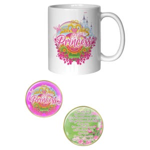 Può includere: Una tazza in ceramica bianca con un design rosa e oro che presenta una corona da principessa, una carrozza e un castello. La tazza ha il testo "Cober Princess". È mostrata anche una moneta rosa e oro abbinata con lo stesso design e testo.