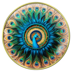 Può includere: Un design circolare con un pavone con piume blu e verdi. La testa del pavone è visibile al centro del design, con gli occhi chiusi. Lo sfondo è di colore blu scuro e le piume sono disposte in un motivo circolare.