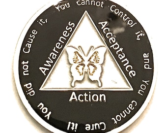 Medallón de mariposa de Al-Anon en negro, azul, burdeos, morado o rosa - Con la Oración de la Serenidad - Chip, moneda, ficha