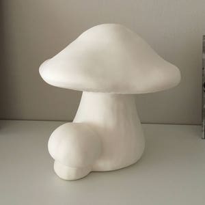 Set di 2 funghi da giardino in ceramica, pronti per dipingere, figurine di bisque in ceramica, amanti della vernice, decorazione esterna, decorazione del giardino, regalo, Pasqua