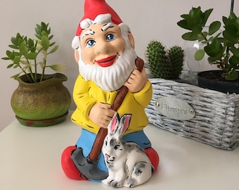 Geschilderde keramische kabouter, tuinbeelden, kabouter met konijn, tuindecor, buitensculpturen, handgemaakt keramiek, cadeau voor moeder, paascadeaus