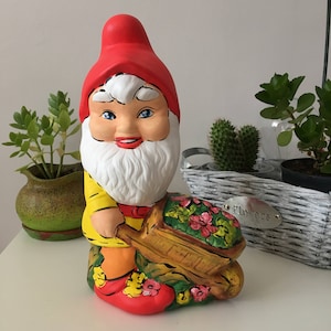 Ceramiczny Gnom z Wózkiem, Malowane Statuetki, Krasnale Ogrodowe, Wystrój Domu, Statuetki Zewnętrzne, Kolorowy Krasnal, Dekoracja Ogrodowa, Pomysł Na Prezent, Art Gnom