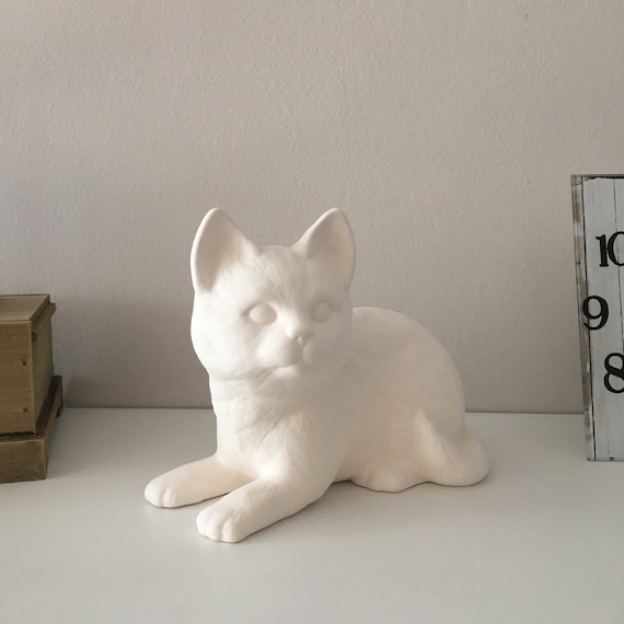 自分で色を塗れる陶器の猫の置物、寝そべった素焼きの子猫、DIY未塗装