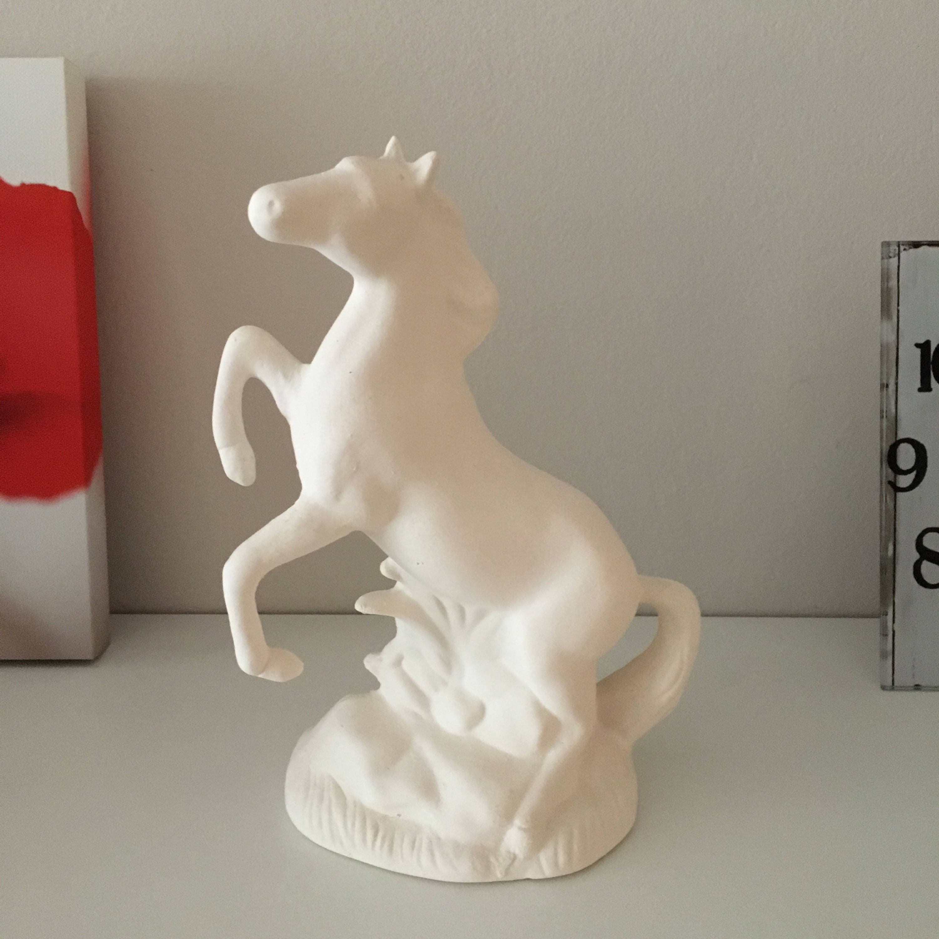 陶器製 赤と白の馬のフィギュア