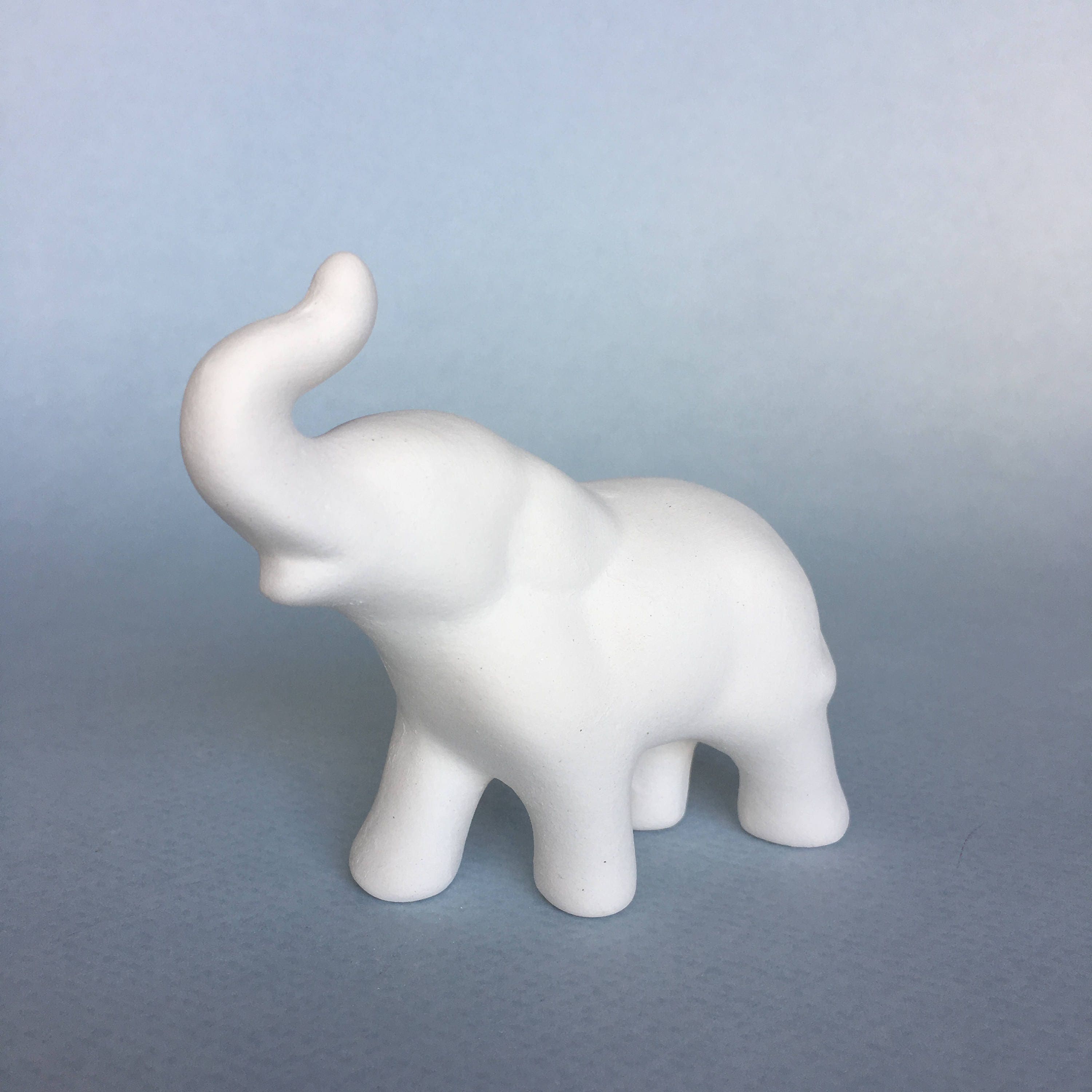 Joli éléphant en céramique non peint, biscuit inachevé