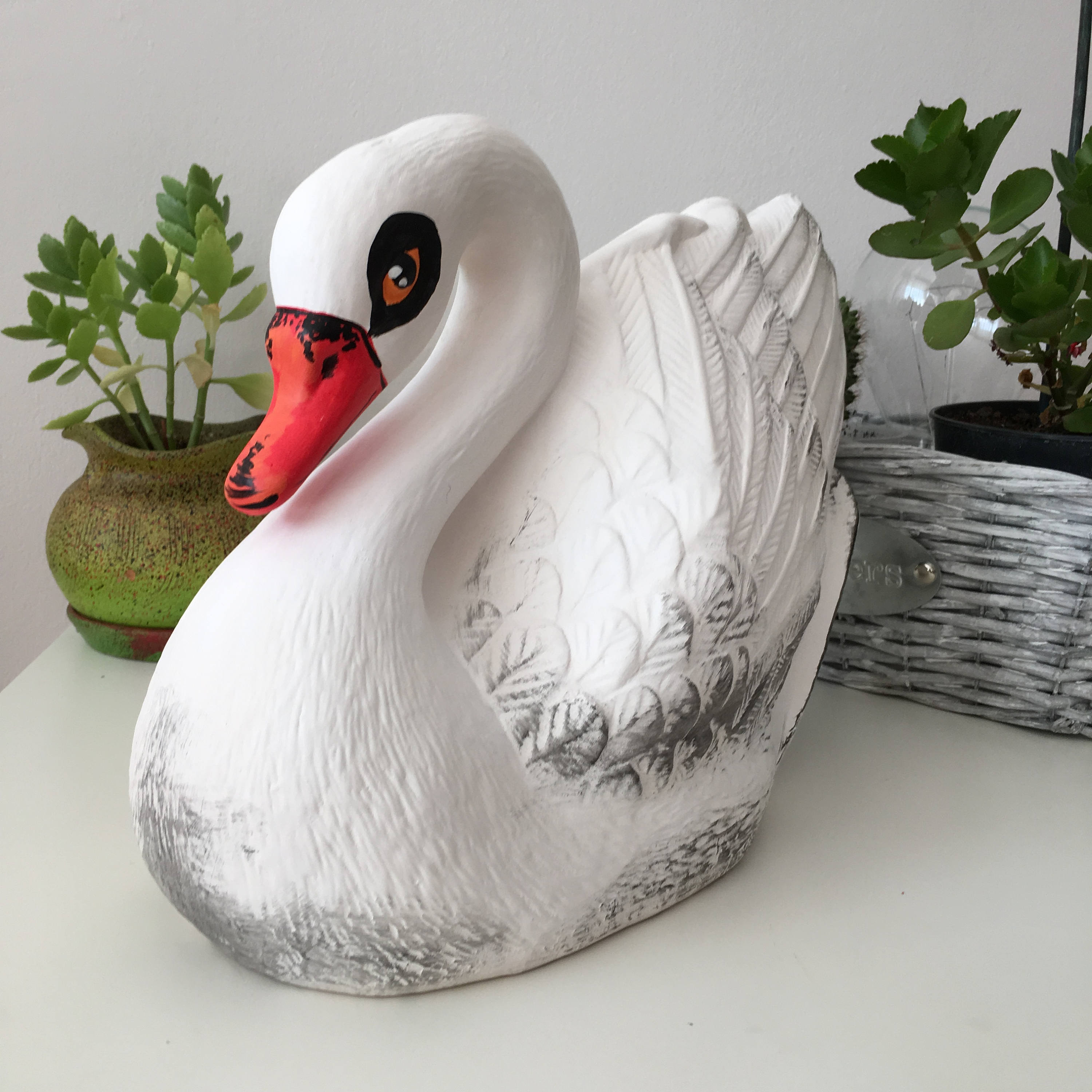 陶器の白鳥、白鳥、塗装された白鳥、庭の装飾、屋外の彫像、室内装飾