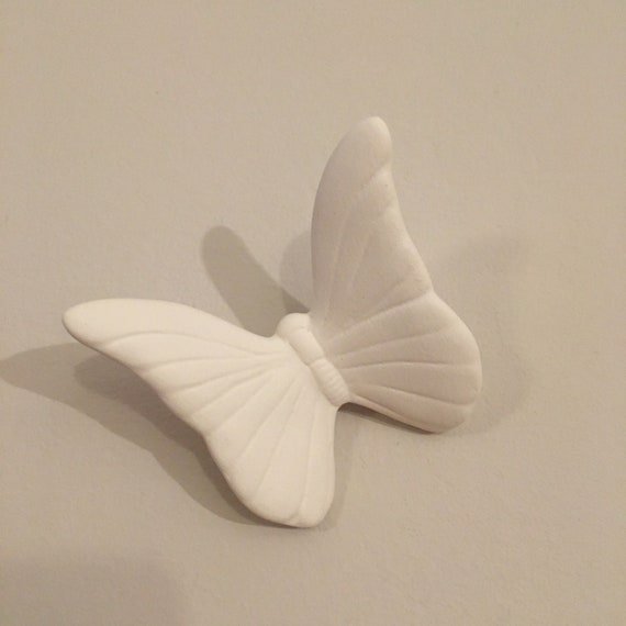 THUN Figur 'Umarmungen' Mit Schmetterling & Blume, Keramik & Band, 9,9x10,8x2,8 Cm – Geschenkidee Für Weihnachten, Sammlerstück
