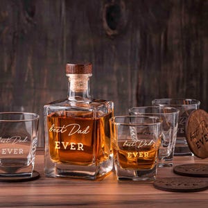 Gepersonaliseerde whiskycadeauset, custom bourbonset, gegraveerde whiskyglazen en fles, vaderdagcadeau