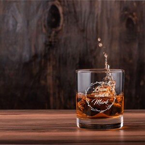 Personalisiertes Whiskyglas, individuell graviertes Bourbonglas, Geschenk für ihn, Trauzeuge Geschenk, Geschenke für Papa