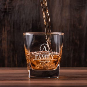 Kundenspezifisches graviertes Whiskyglas, Vatertagsgeschenk, Familienname Barware, Trauzeugen Geschenke, Abschlussgeschenke