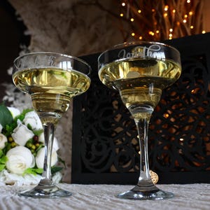 Personalisierte Champagnergläser 2er-Set, gravierte Martini-Cocktailgläser 295ml, Hochzeitsgeschenkidee