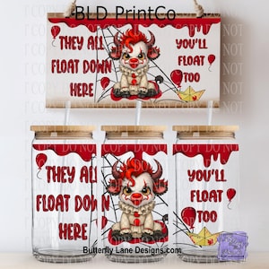 Könnte beinhalten: Drei Glasbecher mit Bambusdeckeln und Strohhalmen, mit einem Cartoon-Clown-Design und den Texten "They All Float Down Here" und "You'll Float Too". Ein Holzschild mit dem gleichen Design hängt darüber.