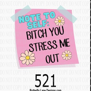 以下が含まれることがあります： ピンクの付箋に、青と白の「Note to Self: Bitch You Stress Me Out」というメモが書かれています。メモの両側には、黄色い中心を持つピンクの花が2つあります。メモは白い背景にあり、メモの下には「521 Butterfly Lane Designs.com」というテキストがあります。