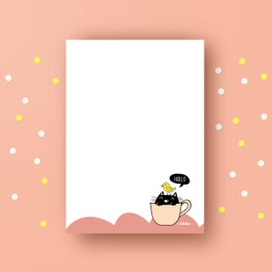 Può includere: Un biglietto bianco con un bordo rosa e un gatto nero in una tazza con un uccello giallo in cima. Il gatto sorride e l'uccello dice "Hallo". Il biglietto è su uno sfondo rosa con coriandoli bianchi e gialli.