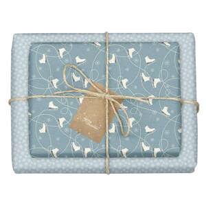 Geschenkpapier Weihnachten / Schlittschuhe: 4x Bögen + 4x Anhänger (öko, umweltfreundlich, Schneeflocken, blau weiß, für Kinder, Erwachsene)