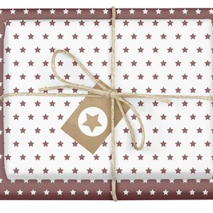 Geschenkpapier Sterne, rotbraun-weiß: Set 4 Bögen + 4 Geschenkanhänger (Recycling, nachhaltig, Weihnachten, Geburtstag, modern, designer)