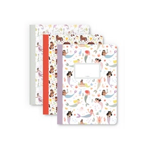 Könnte beinhalten: Ein Set aus drei Notizbüchern mit verschiedenen bunten Covern, die ein Meerjungfrauenmuster zeigen. Die Notizbücher haben einen weißen Hintergrund mit Meerjungfrauen, Muscheln und Seesternen in verschiedenen Farben.