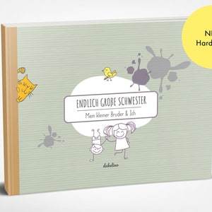 Op de afbeelding: Een groen boek met een witte cirkel en de tekst "ENDLICH GROBE SCHWESTER" en "Mein kleiner Bruder & Ich". Het boek heeft een bruine rug en een gele kat die van de zijkant naar buiten kijkt. De boekomslag heeft ook een kleine gele vogel en grijze verfspatten. De tekst "NEU: Hardcover" staat op een gele cirkel in de rechterbovenhoek.