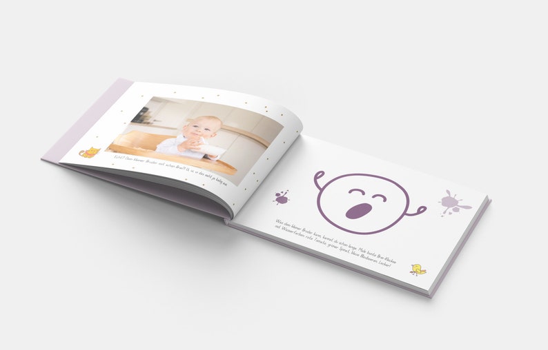 Op de afbeelding: Een paars en wit babyfotoalbum met een foto van een baby op de linkerpagina en een paars cartoon gezicht met een grote geeuw op de rechterpagina. De tekst op de rechterpagina luidt "Was das kleine Baby heute lernen will, das lernt es heute. Mit ganz viel Freude und ganz viel Mut. Das kleine Baby lernt!"