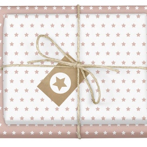 Geschenkpapier Sterne, rosa-weiß: Set 4 Bögen + 4 Anhänger (Recycling, nachhaltig, pastell, altrosé, Weihnachten, Baby Mädchen, Geburtstag)