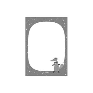 Könnte beinhalten: Ein grau-weiß illustriertes Briefpapier mit einem Cartoon-Fuchs, der einen Schal trägt. Das Briefpapier hat einen weißen ovalen Platz zum Schreiben, umgeben von einem grauen Rand mit weißen Punkten. Die Signatur des Künstlers befindet sich unten.