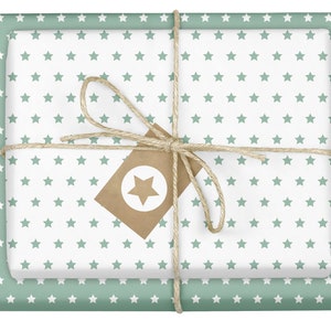 Geschenkpapier Sterne, mint-grün / weiß: Set 4 Bögen + 4 Anhänger (Recycling, nachhaltig, pastell, Weihnachten, Baby Junge, Geburtstag)