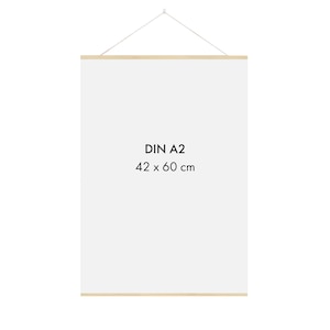 Könnte beinhalten: Ein weißer Posterrahmen mit einer oberen und unteren Holzschiene. Der Rahmen hängt an einer weißen Schnur und hat den Text "DIN A2 42 x 60 cm" aufgedruckt.