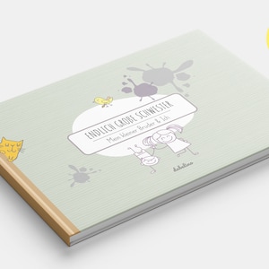 Op de afbeelding: Een groen hardcover boek met de titel "Endlich gro&szlig;e Schwester" en de tekst "Mein kleiner Bruder & Ich". Het boek bevat illustraties van een meisje, een jongen, een kat en een vogel.