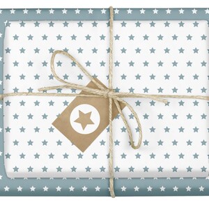 Geschenkpapier Sterne, graublau-weiß: Set 4 Bögen + 4 Geschenkanhänger (Recycling, nachhaltig, blau, Weihnachten, Baby Junge, Geburtstag)