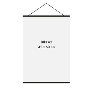 Könnte beinhalten: Ein weißes Poster mit schwarzem Rahmen und Aufhängung. Das Poster ist mit "DIN A2 42 x 60 cm" beschriftet.