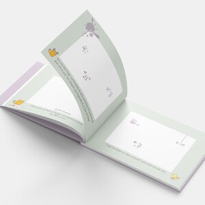 Op de afbeelding: Een open boek met een lichtgroene kaft en een lichtpaarse rug. Het boek heeft een blanco pagina aan de linkerkant en een pagina met een tekening van een vogel aan de rechterkant. De tekst op de rechterpagina luidt "Elke kleine vogel heeft een origineel liedje in zich dat gezongen moet worden."