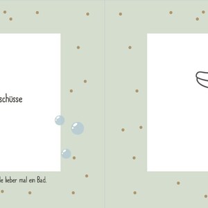 May include: A blank page with the text "Platz f&uuml;r lustige Bade-Schnappsch&uuml;sse" and "Das war ganz schon viel Kleckeren. Jetzt nehmt ihr beide lieber mal ein Bad."  The page is surrounded by a light green border with brown dots. On the right side of the page is a black and white line drawing of a rubber ducky. The ducky is in a bathtub with a yellow duckling inside. The text "spritz, platsche" is below the bathtub.