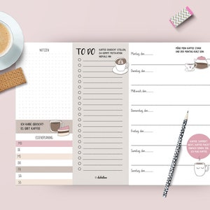 Könnte beinhalten: Ein Kaffee-Themenplaner mit einer Kaffeetasse, einem Keks und einem Bleistift. Der Planer hat Abschnitte für Notizen, To-Do-Listen und Tagespläne. Text enthält "Ich habe gekocht, es gibt Kaffee" und "Kaffee braucht stellen, da kommt Motivation niemals hin."