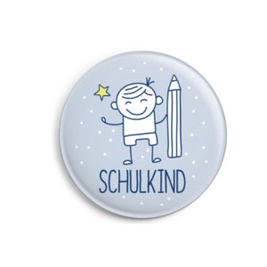 Button: Schulkind Junge mit Karte Geschenk zur Einschulung Bild 1