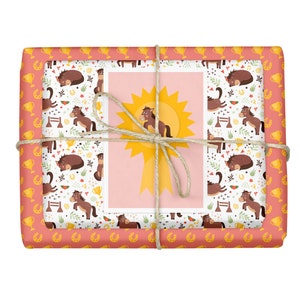 4x Kinder-Geschenkpapier: Pferde (Mädchen, rot, rosa, zum Geburtstag, Einschulung, Öko-Recyclingpapier nachhaltig, Set inkl. Karte)