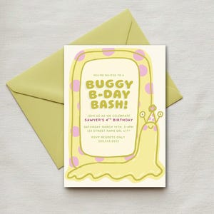 Könnte beinhalten: Eine Geburtstagseinladung mit einem skurrilen Design. Die Einladung zeigt eine gelbe Schneckenillustration mit dem Text "Buggy B-Day Bash!" und Veranstaltungsdetails. Ein passender gelber Umschlag ist enthalten.